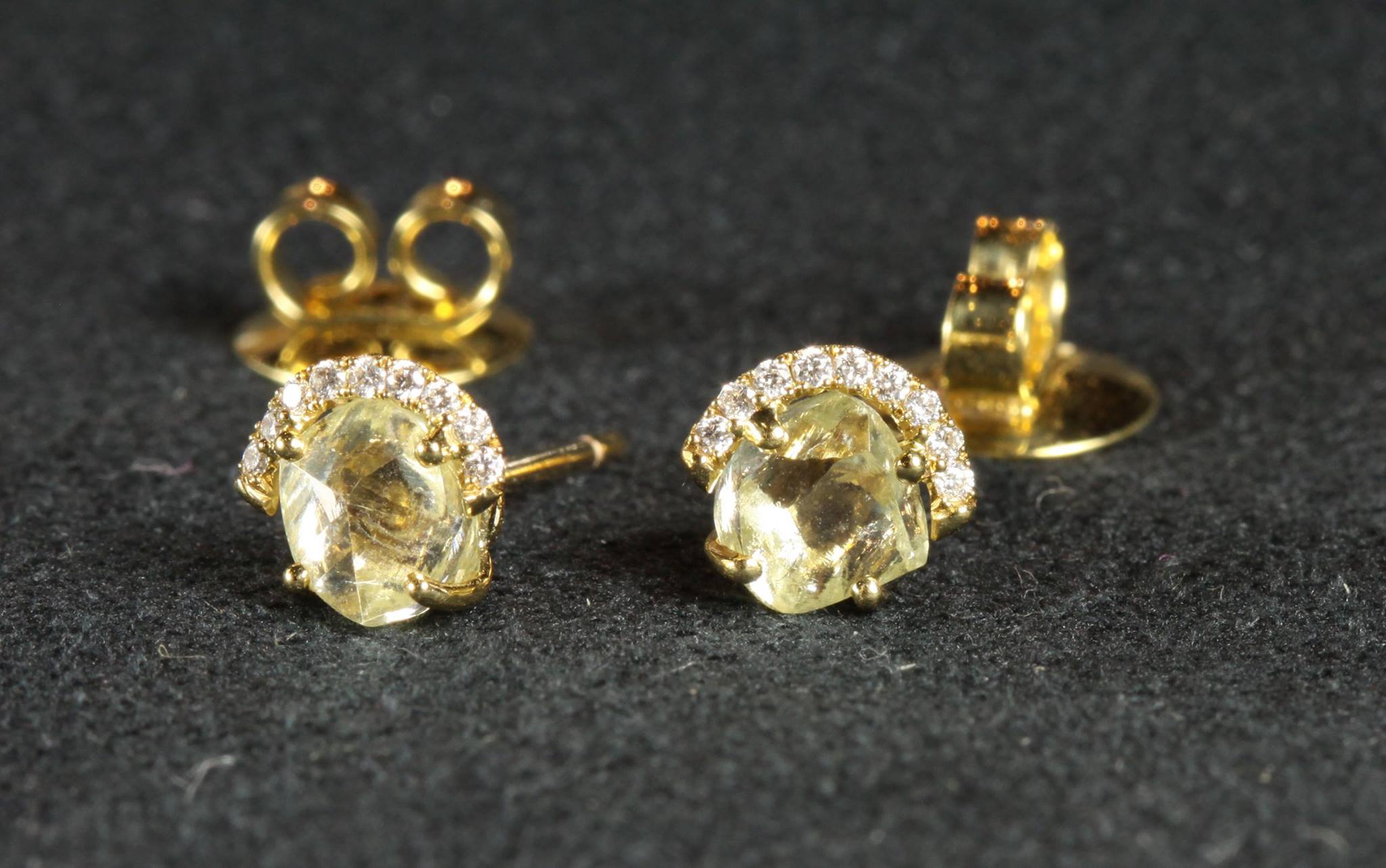 Stud Bubble Earring features