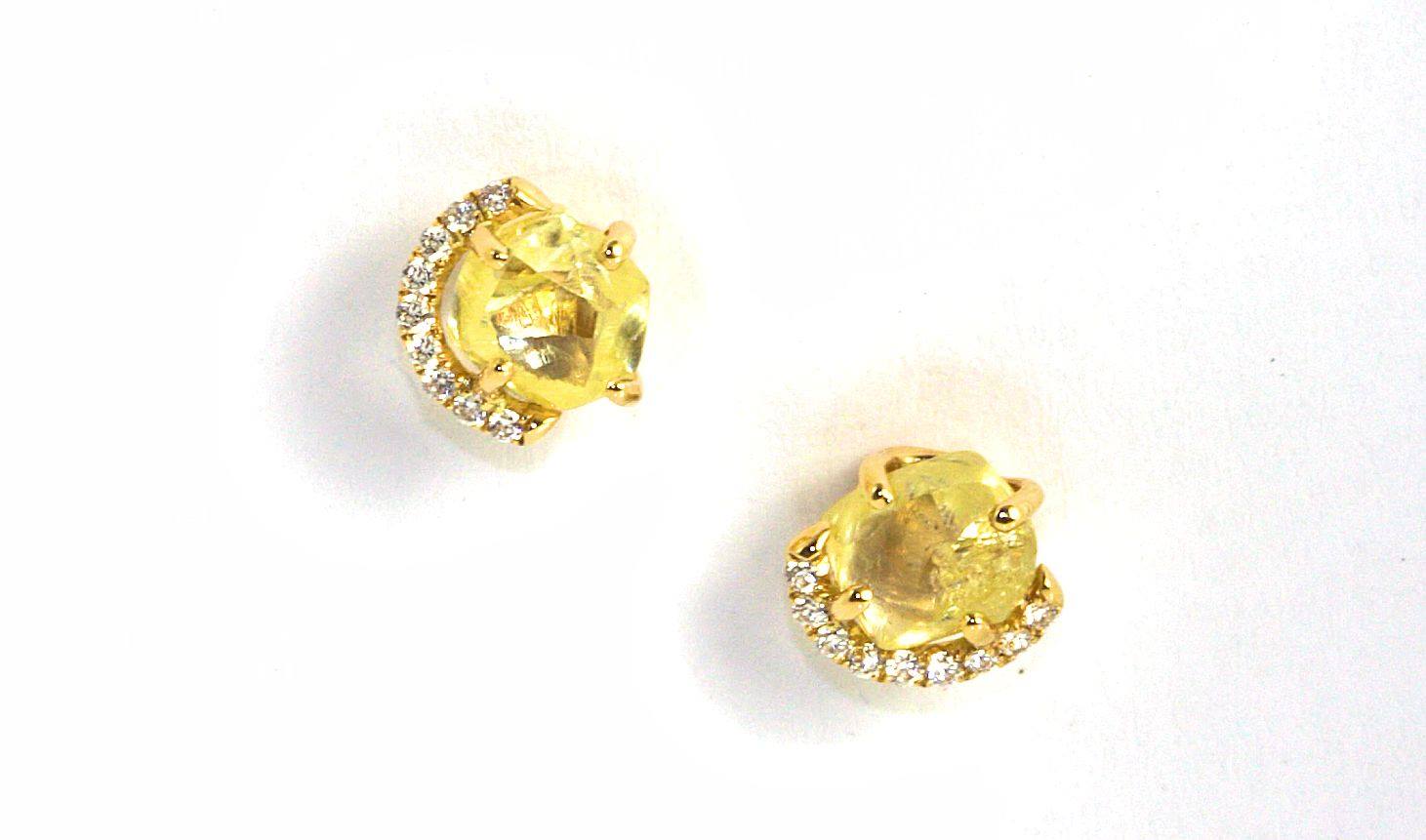 Stud Bubble Earring features